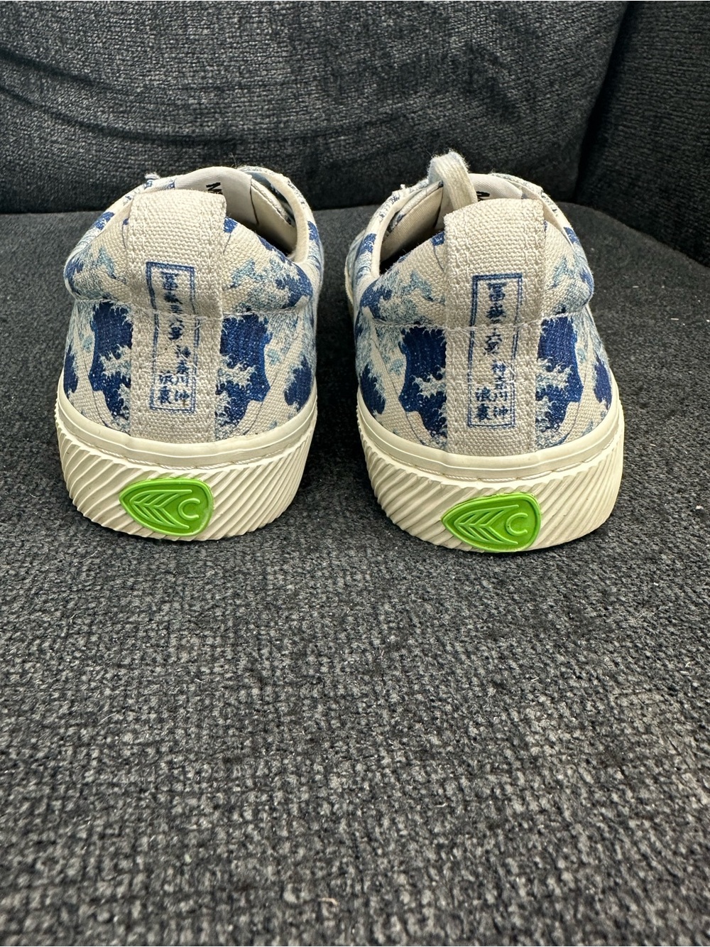 Cariuma x Hokusai collaboration sneaker Japanese art graphic waves size 9 womens - Picture 5 of 9